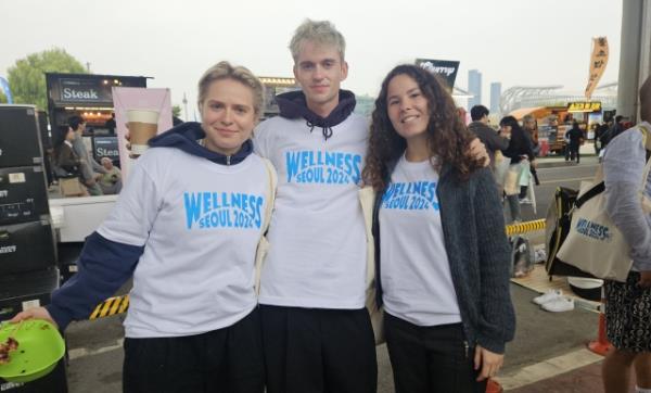 Korea University exchange students pose during the Wellness Seoul 2024, on Sunday (Wellness Seoul 2024)